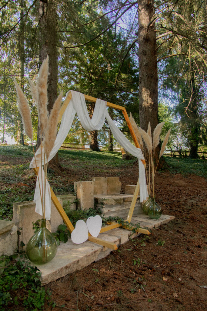 location mobilier cérémonie laïque fauteuil Emmanuelle décoration bohème hippie chic